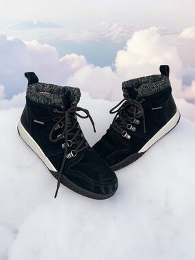 Weather proof shoes Size 9 💞